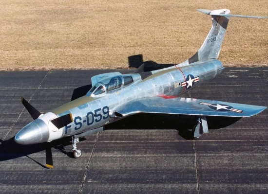 Почему рядом с этим самолетом люди падали в эпилептический припадок? (2021)