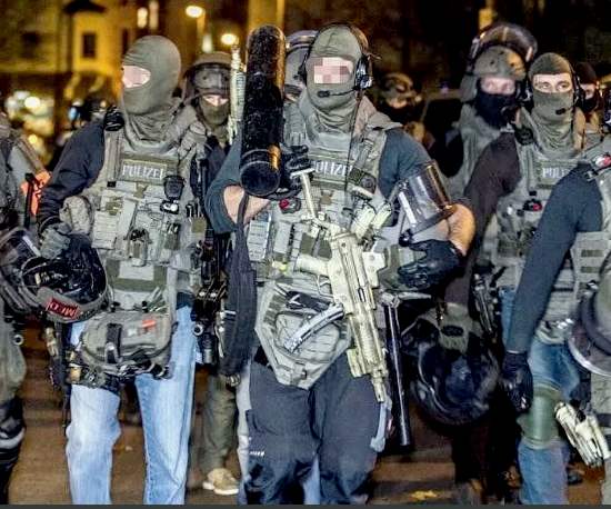 Почему спецназовцы предпочитают носить джинсы и что будет если гражданский оденет футболку с надписью ФСБ или ФСО? (2020)