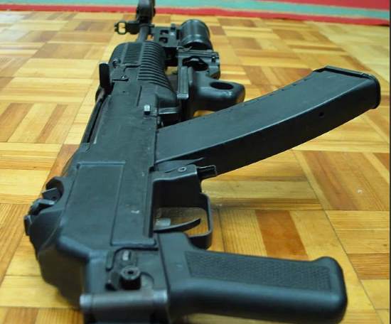 Почему у автомата АН-94 "Абакан" магазин всегда сильно перекошен в сторону? (2020)