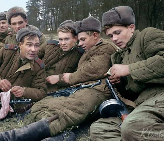 Почему в 1942 Сталин приказал поменять шинели на ватники? (2021)