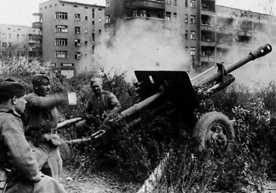 Почему в штурме Берлина танки шли позади пушек? Тактический секрет Красной армии, который никто ранее не рассказывал (2021)