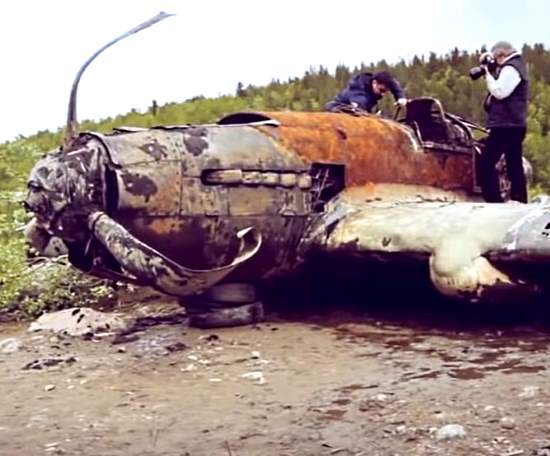 После войны летчик-ветеран просил сына найти его Ил-2, оставленный после боя на льду озера. Сын поднял самолет отца (2019)