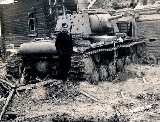 Последние минуты боя этого экранированного КВ-1. Давил артиллеристов СС по всей деревне, прикрывая боевых товарищей (2020)