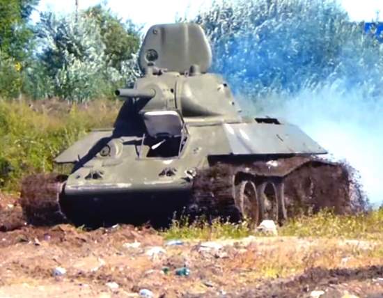 Последний ранний Т-34 лихо носится между гаражей. Красивый танк весны 1941 года (12 видео, 2010-2019)
