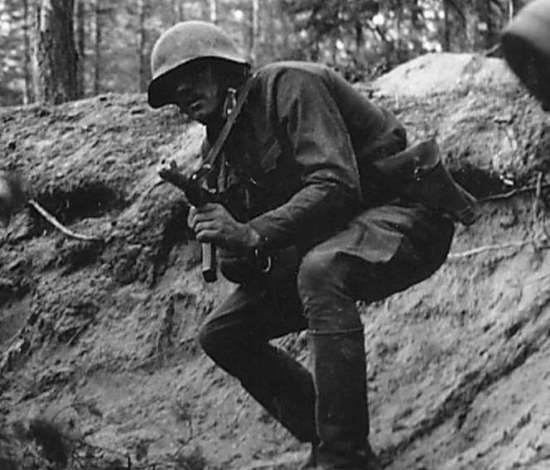 "Пролежал в яме с погибшими товарищами. В обмоченных штанах. Ждал шанс" (2021)