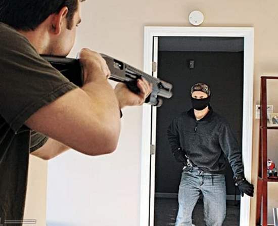 Ранил грабителя-рецидивиста ворвавшегося в дом. Почему в этом случае можно легко стать обвиняемым, а не героем-спасителем? (2020)