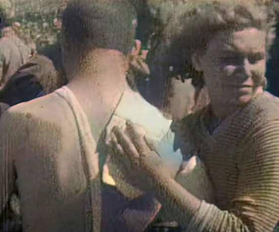 Раздача воды советским военнопленным под Севастополем. Хронику сняли будто вчера (HD 60 fps, 1942)