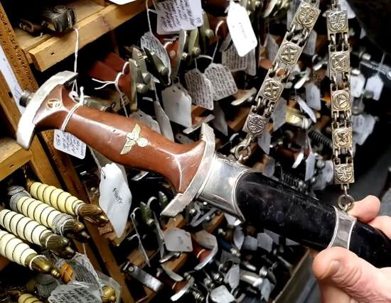 Самая огромная коллекция элитных нацистских клинков в мире. 600 единиц на миллионы долларов в одной бронированной кладовке (2020)