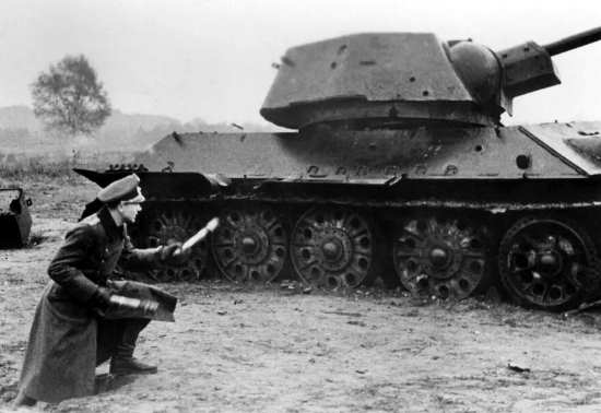 Секретное ОРУЖИЕ ОТЧАЯНИЯ немецкой пехоты. Для чего немцы били Т-34 топорами? (2021)