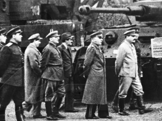 СЕКРЕТНОЕ ОРУЖИЕ Сталина в 1945 году. Эта техника не на шутку испугала американцев (2021)