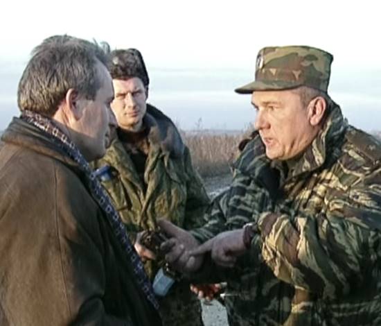 Шаманов отчитывает чеченцев: "Потому что на двух стульях хотели сидеть одной задницей!" (2000)