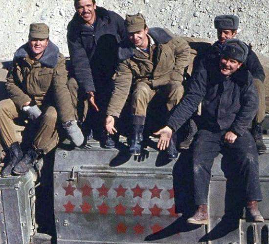 Советские войска в Афганистане по большей части охраняли дороги и свои базы. Каким образом СССР хотел победить душманов? (2019)