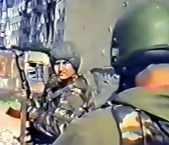 Спецназ штурмует пятиэтажную "хрущевку" в Чечне (Аргун, 10 апреля 2001)