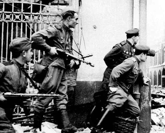 Спецотряд советских бойцов охотился за мозгом Ленина во время штурма Берлина. Когда нацисты успели захватить мозг вождя пролетариата? (2020)