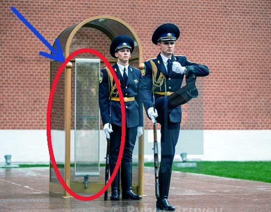 Странная прозрачная доска в будках почетного кремлевского караула. Как и когда она используется? (2020)