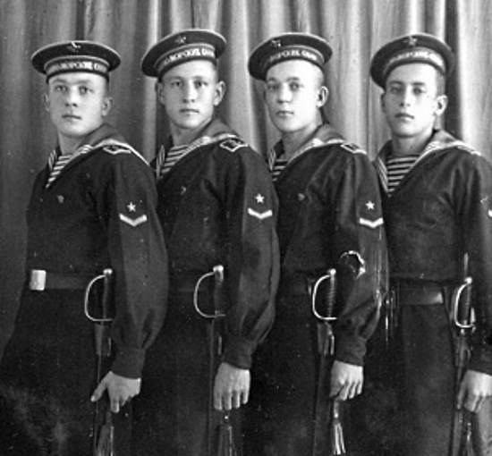 Суровые советские курсанты рубились на абордажных палашах 19 века во время танцев и разборок c местными. Традиции нашего ВМФ (2019)