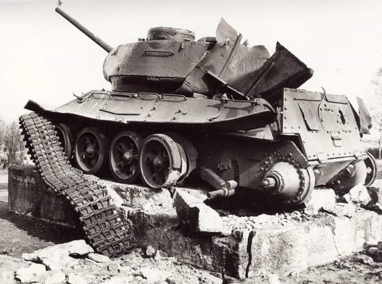 Т-34 лишают статуса танка Победы: "И такую машину назвали шедевром танкостроения?" (2020)