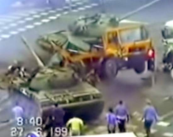 Танки давят барикады из автобусов и грузовиков. Июньские события в Словении (1991)