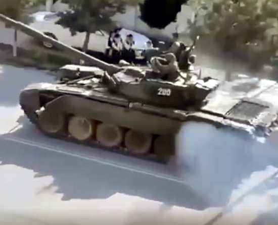 Тяжелый бой на границе Киргизии и Таджикистана. Стянуты, танки, БМП, боевые вертолеты (подборка видео, 2021)