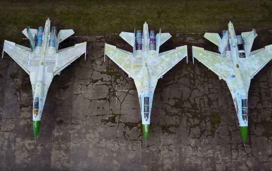 Туристы набрели на аэродром, где ДЕСЯТКИ БРОШЕННЫХ боевых самолетов. Вскоре их заметили военные... (2021)