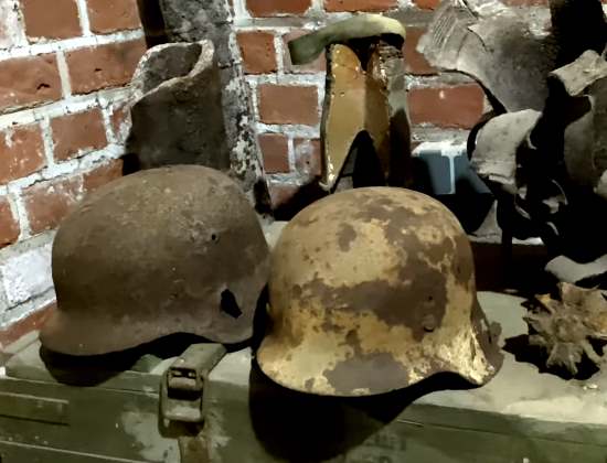 Туристы забрались в последний хорошо сохранившийся немецкий форт Калининграда. Что там можно найти с войны? (2021)