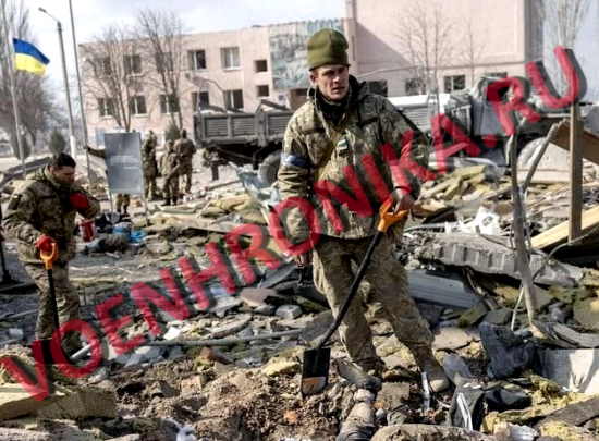 Удары по казармам ВСУ - погибших увозят полные грузовики. Украинцам предлагают готовиться к долгой и затяжной войне (20 видео, 2022)