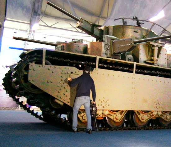 Уникальные танки и самоходки. Последний гигант Т-35 ездит в поле (2020)
