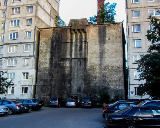 Уродливое и бесполезное немецкое убежище в Калининграде, вокруг которого построили жилые дома. Почему не снесли? (2020)