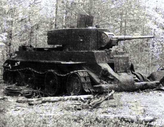 В 1971 году в лесу под Вязьмой нашли танк БТ-7 с мертвым танкистом и его последним письмом. Эта история правда или вымысел? (2020)