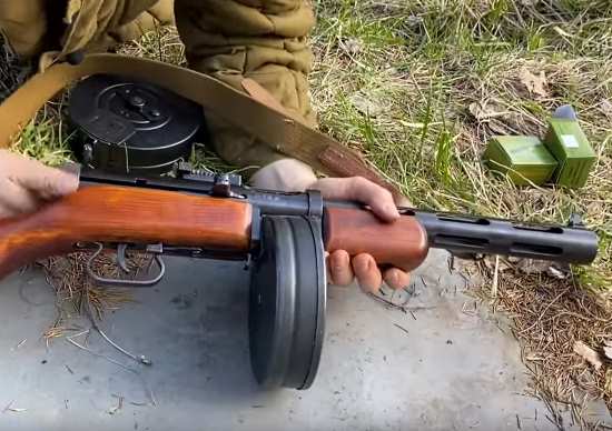 В России начали серийный выпуск довоенных автоматов. Зачем это понадобилось? (2021)