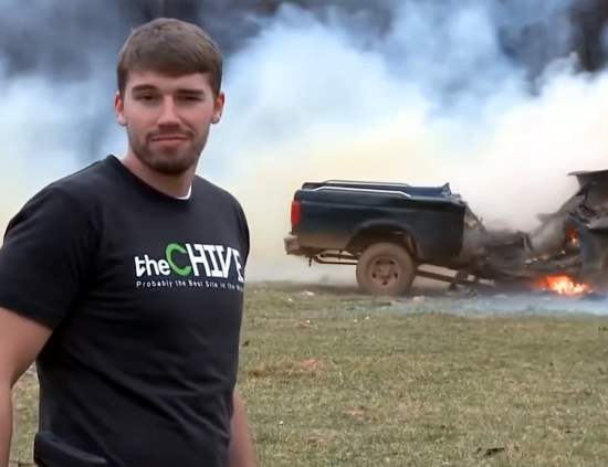 Видео набравшие десятки миллионов просмотров. Ютуберы-стрелки на волосок от гибели во время съемок (2021)