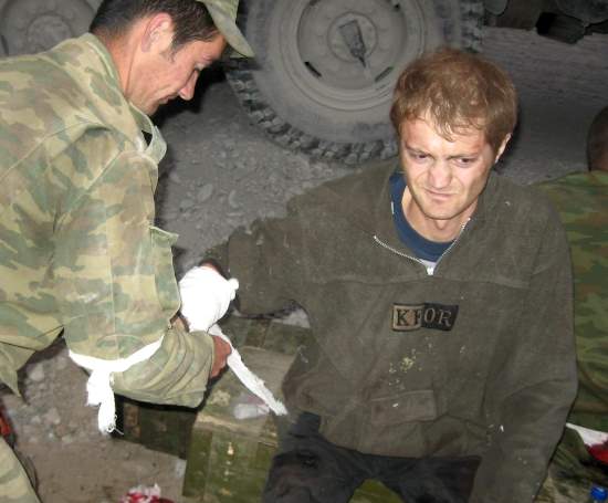 Военный журналист Александр Коц рассказывает как попадал под пули. "Я вижу человека в которого стреляют, у него разрывается одежда" (2020)