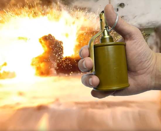 Взрыв СТАЛИНГРАДСКОЙ гранаты РГ-42 в здании и на природе: "Я в шоке! Мама дорогая! Просто решето..." (2021)