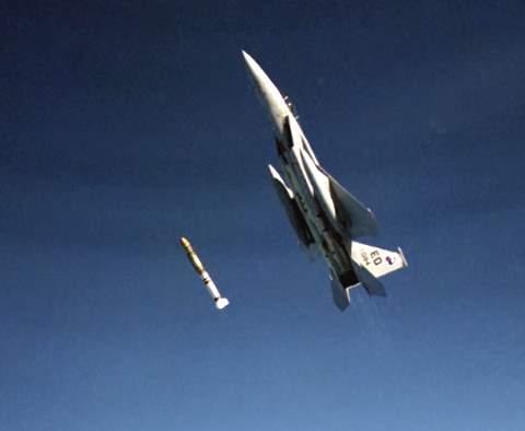 Летчик-ас в 1985 году полетел в космос и сбил спутник на орбите. Как это было? (2020)