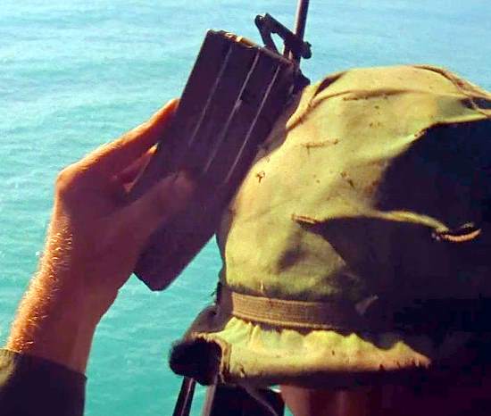 Зачем американцы били магазином по каске? Нет, они не выбивали песок и грязь (2019)