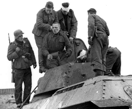 Зачем немцы ЗАМУРОВЫВАЛИ ПЛЕННЫХ советских танкистов обратно в танки? Реальная, страшная история побега на Т-34 из Германии (2021)