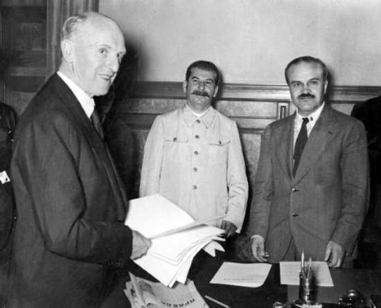 Зачем очернили пакт Молотова – Риббентропа, а Сталина приравняли к Гитлеру? Отечает Евгений Спицын (2021)