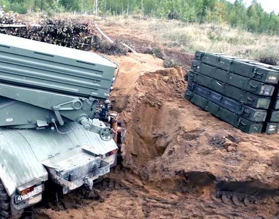 Зачем российские артиллеристы соорудили стену из ящиков за установкой "Град"? Опасные для жизни эксперименты на полигоне (2020)