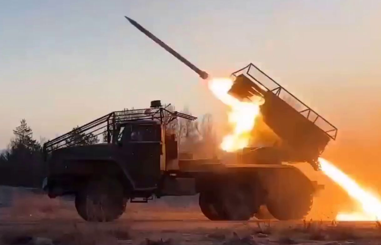 Российские войска наступают в Курской и Сумской областях, берут под контроль трассу Юнаковка-Суджа, продвигаются на Купянском и других направлениях, создавая угрозу окружения. Тройной удар ВС РФ: взяты Андреевка и Новолюбовка, отрезана трасса Юнаковка-Суджа — подробная аналитика с картой решающего наступления.